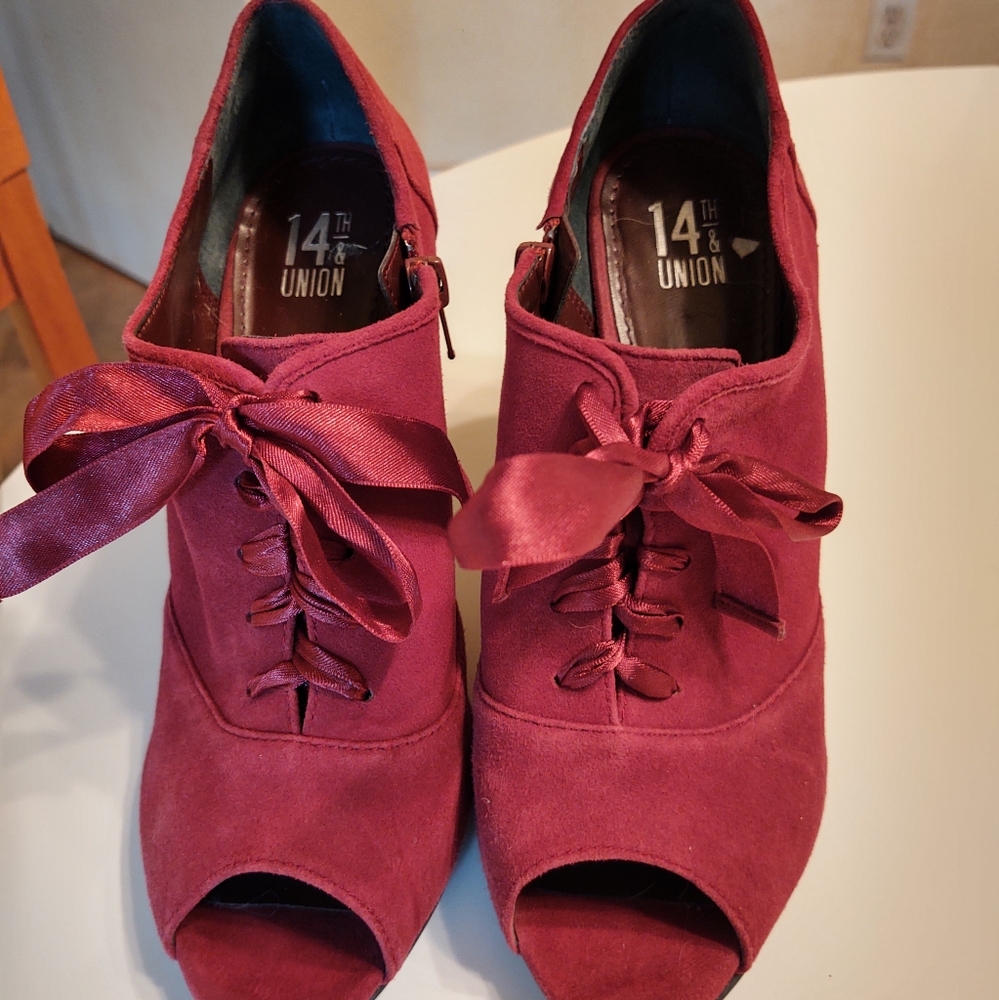 Sold - Wmns sz 9 genuine suede booties